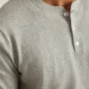 Baumwoll-Hanf-Henley-Hemd mit drei Knöpfen und kurzen Ärmeln Baumwoll-Hanf-Henley-Hemd mit drei Knöpfen und kurzen Ärmeln