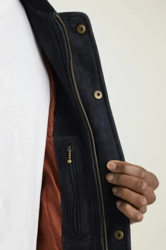 Die Bomberjacke aus Wildleder Die Bomberjacke aus Wildleder