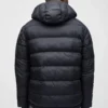 Die Daunenjacke mit Kapuze Die Daunenjacke mit Kapuze