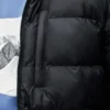 Die Daunenjacke mit Kapuze Die Daunenjacke mit Kapuze