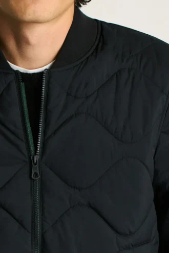 Die gesteppte Nylon-Bomberjacke