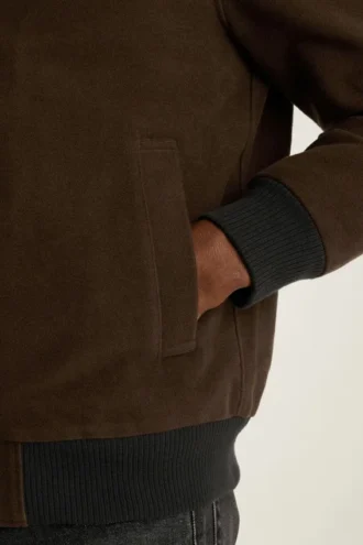 Die italienische Moleskin-Bomberjacke Die italienische Moleskin-Bomberjacke