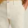 Die lässige, gerade geschnittene Chino Die lässige, gerade geschnittene Chino