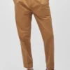 Gefaltete Stretch-Chinos Gefaltete Stretch-Chinos