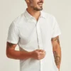 Knöpfen Sie Ihren Stil mit dem Bonobos Riviera Short Sleeve Shirt zu Knöpfen Sie Ihren Stil mit dem Bonobos Riviera Short Sleeve Shirt zu