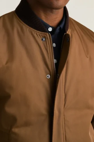 Leichte Bomberjacke für Herren | Isoliertes Modell mit Daunenfüllung