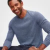 Leichter Baumwollpullover mit Rundhalsausschnitt Leichter Baumwollpullover mit Rundhalsausschnitt