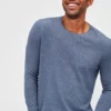 Leichter Baumwollpullover mit Rundhalsausschnitt Leichter Baumwollpullover mit Rundhalsausschnitt