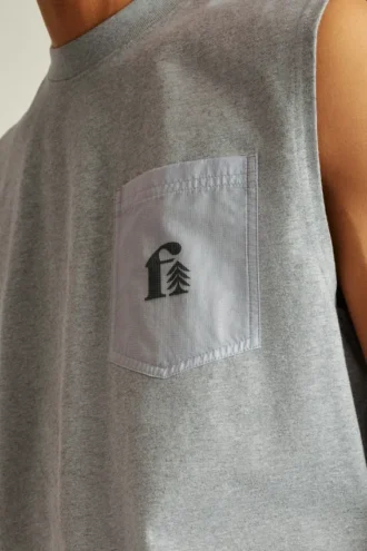 Locker sitzendes Muscle-T-Shirt von Fielder