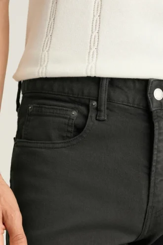 Machen Sie sich bereit für den Jet-Set mit den Extra-Stretch Travel Jeans von Bonobos