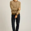 Mittelschwerer Pullover mit Rundhalsausschnitt und Streifenmuster Mittelschwerer Pullover mit Rundhalsausschnitt und Streifenmuster