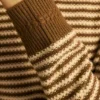 Mittelschwerer Pullover mit Rundhalsausschnitt und Streifenmuster Mittelschwerer Pullover mit Rundhalsausschnitt und Streifenmuster