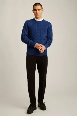 Mittelstarker Rundhals-Pullover mit Zopfmuster