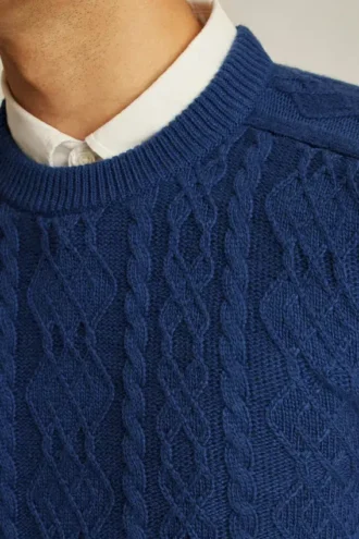 Mittelstarker Rundhals-Pullover mit Zopfmuster