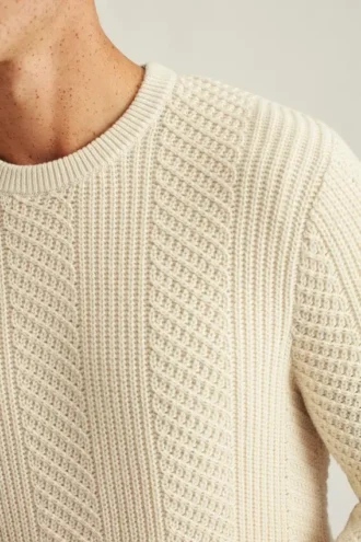 Pullover aus Baumwolle und Kaschmir mit Zopfmuster und Rundhalsausschnitt