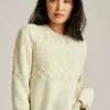 Pullover mit Rundhalsausschnitt und Zopfmuster Pullover mit Rundhalsausschnitt und Zopfmuster