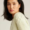 Pullover mit Rundhalsausschnitt und Zopfmuster Pullover mit Rundhalsausschnitt und Zopfmuster