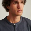 Stückgefärbtes Henley-Shirt Stückgefärbtes Henley-Shirt
