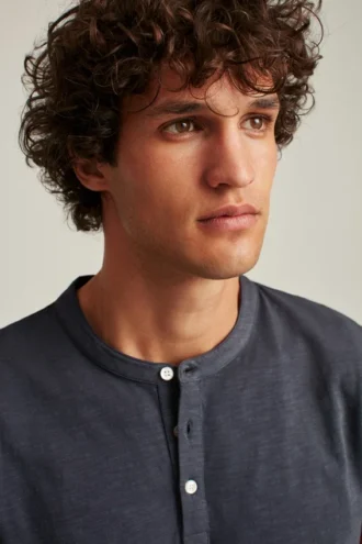 Stückgefärbtes Henley-Shirt