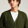 Strickjacke mit Zopfmuster
