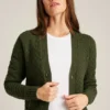 Strickjacke mit Zopfmuster
