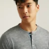 Weiches & atmungsaktives Henley-Hemd aus Merinowolle Weiches & atmungsaktives Henley-Hemd aus Merinowolle