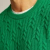 Wollpullover mit Rundhalsausschnitt und Zopfmuster Wollpullover mit Rundhalsausschnitt und Zopfmuster